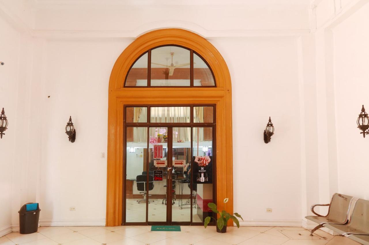 Reddoorz Plus @ Castle Chateau Iloilo Dış mekan fotoğraf