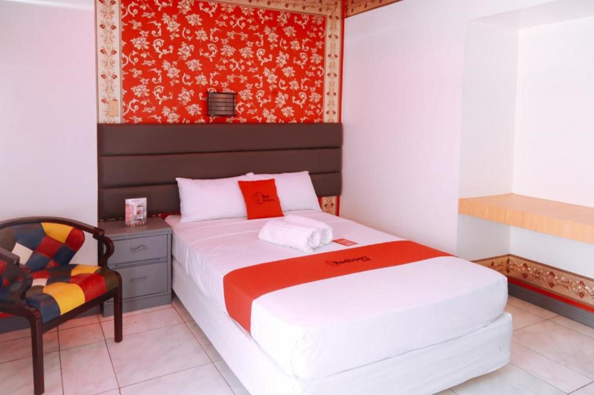 Reddoorz Plus @ Castle Chateau Iloilo Dış mekan fotoğraf