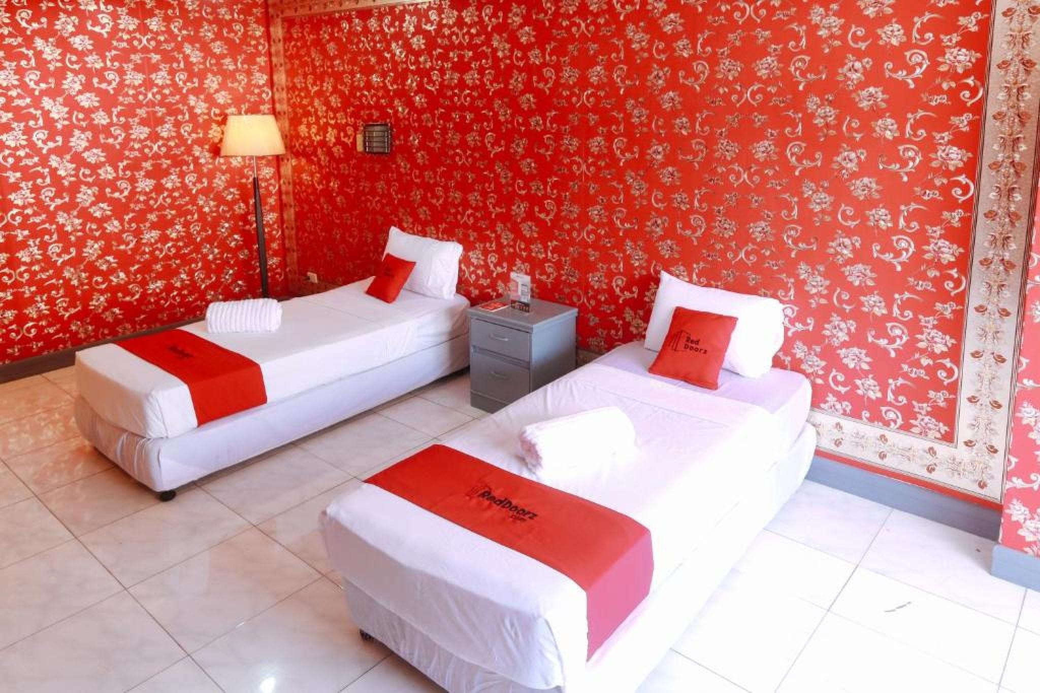 Reddoorz Plus @ Castle Chateau Iloilo Dış mekan fotoğraf