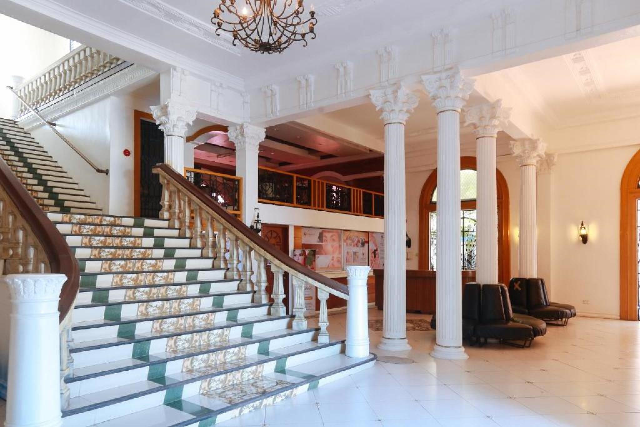 Reddoorz Plus @ Castle Chateau Iloilo Dış mekan fotoğraf