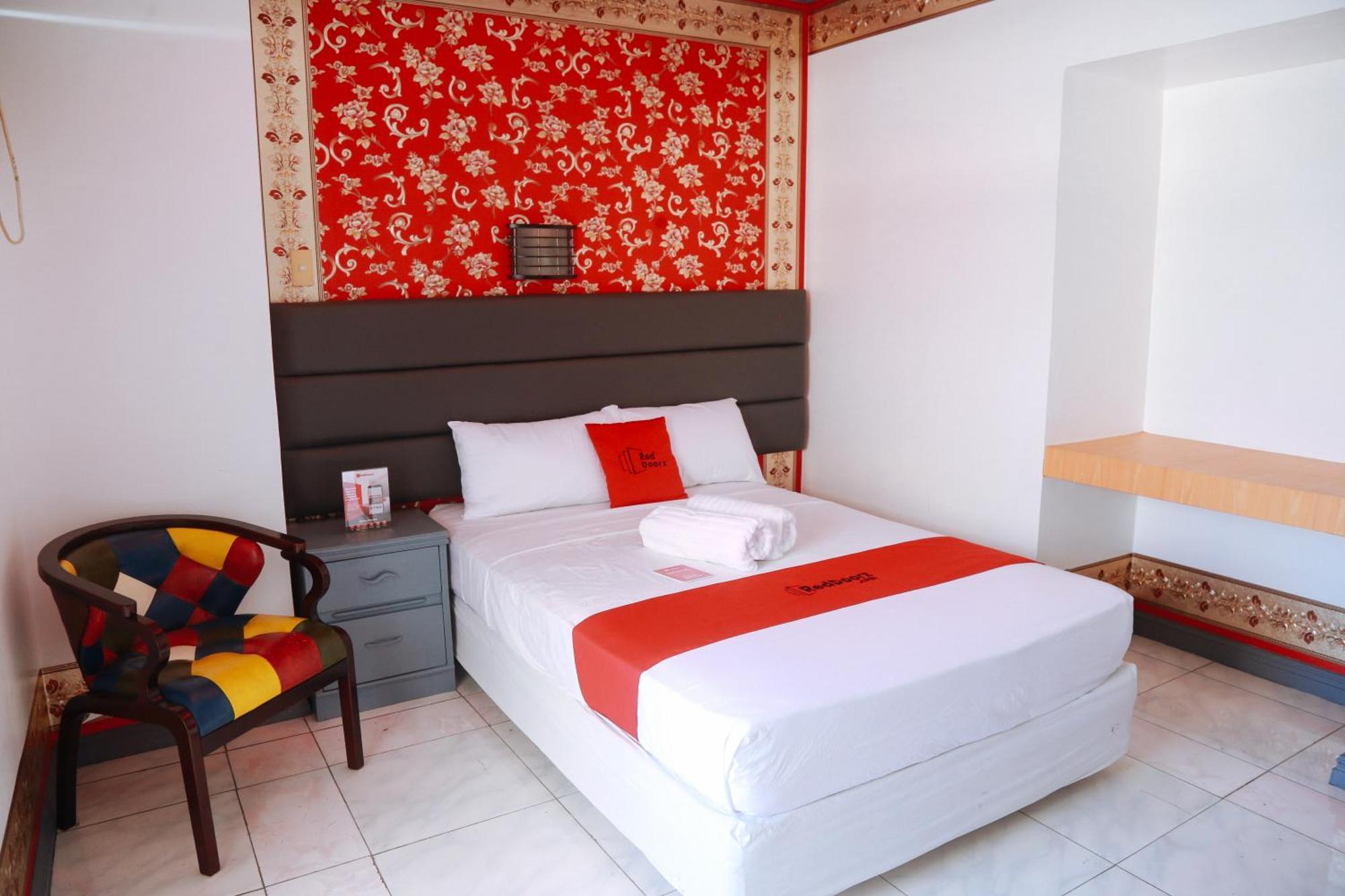 Reddoorz Plus @ Castle Chateau Iloilo Dış mekan fotoğraf