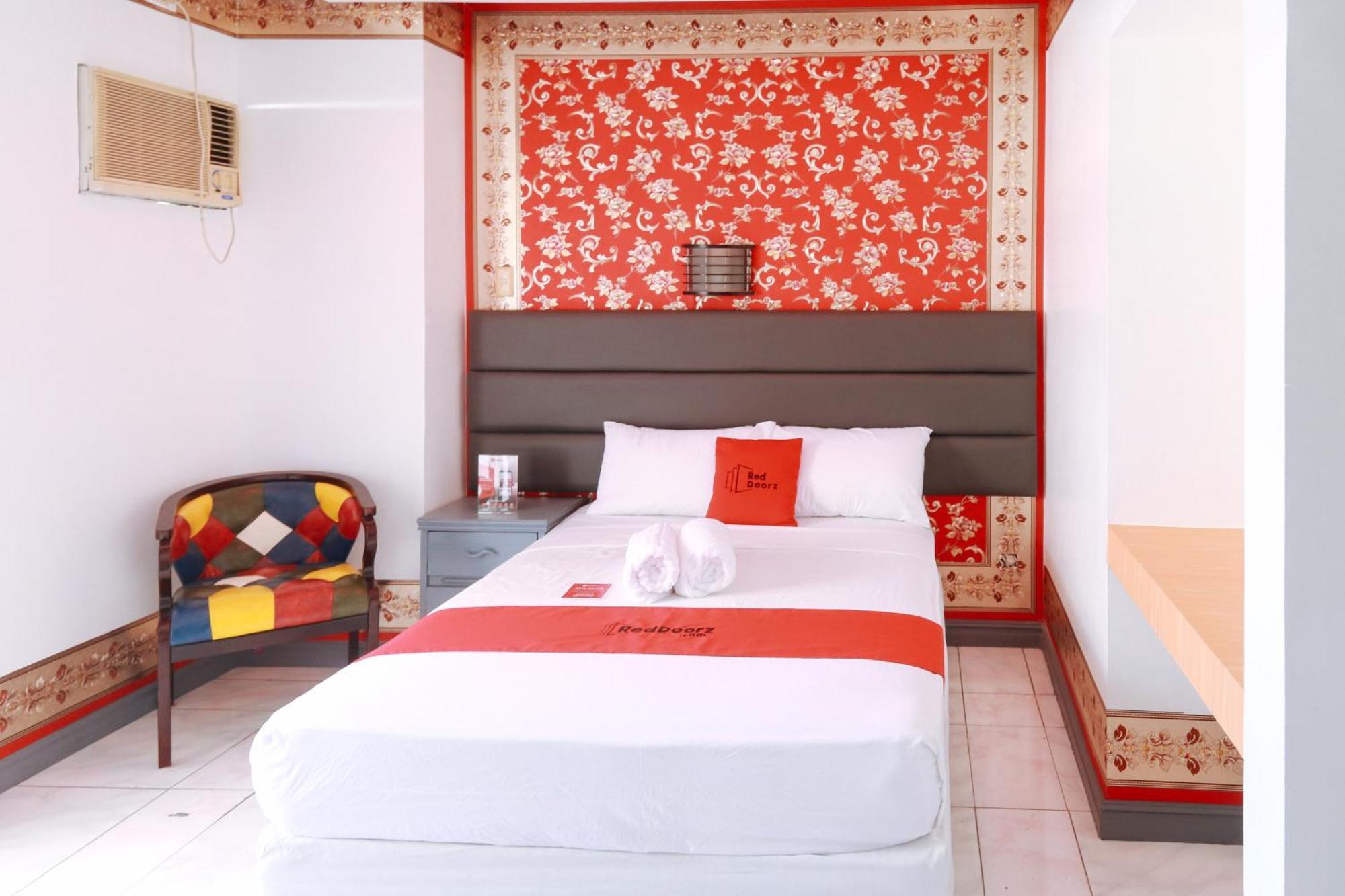 Reddoorz Plus @ Castle Chateau Iloilo Dış mekan fotoğraf