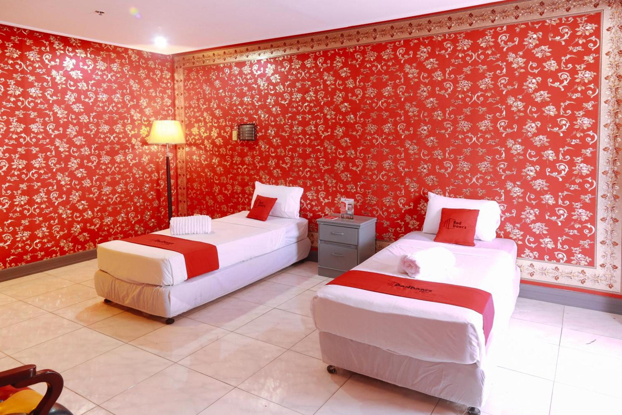 Reddoorz Plus @ Castle Chateau Iloilo Dış mekan fotoğraf
