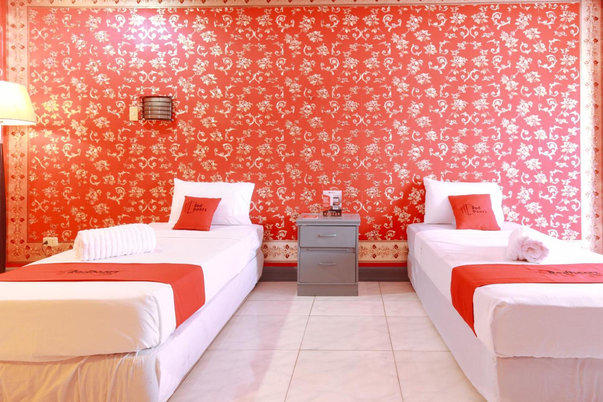 Reddoorz Plus @ Castle Chateau Iloilo Dış mekan fotoğraf