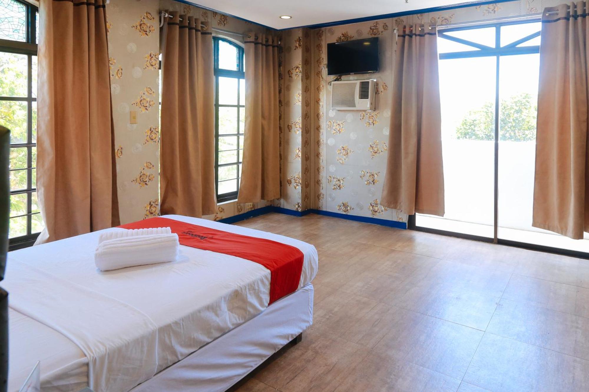 Reddoorz Plus @ Castle Chateau Iloilo Dış mekan fotoğraf