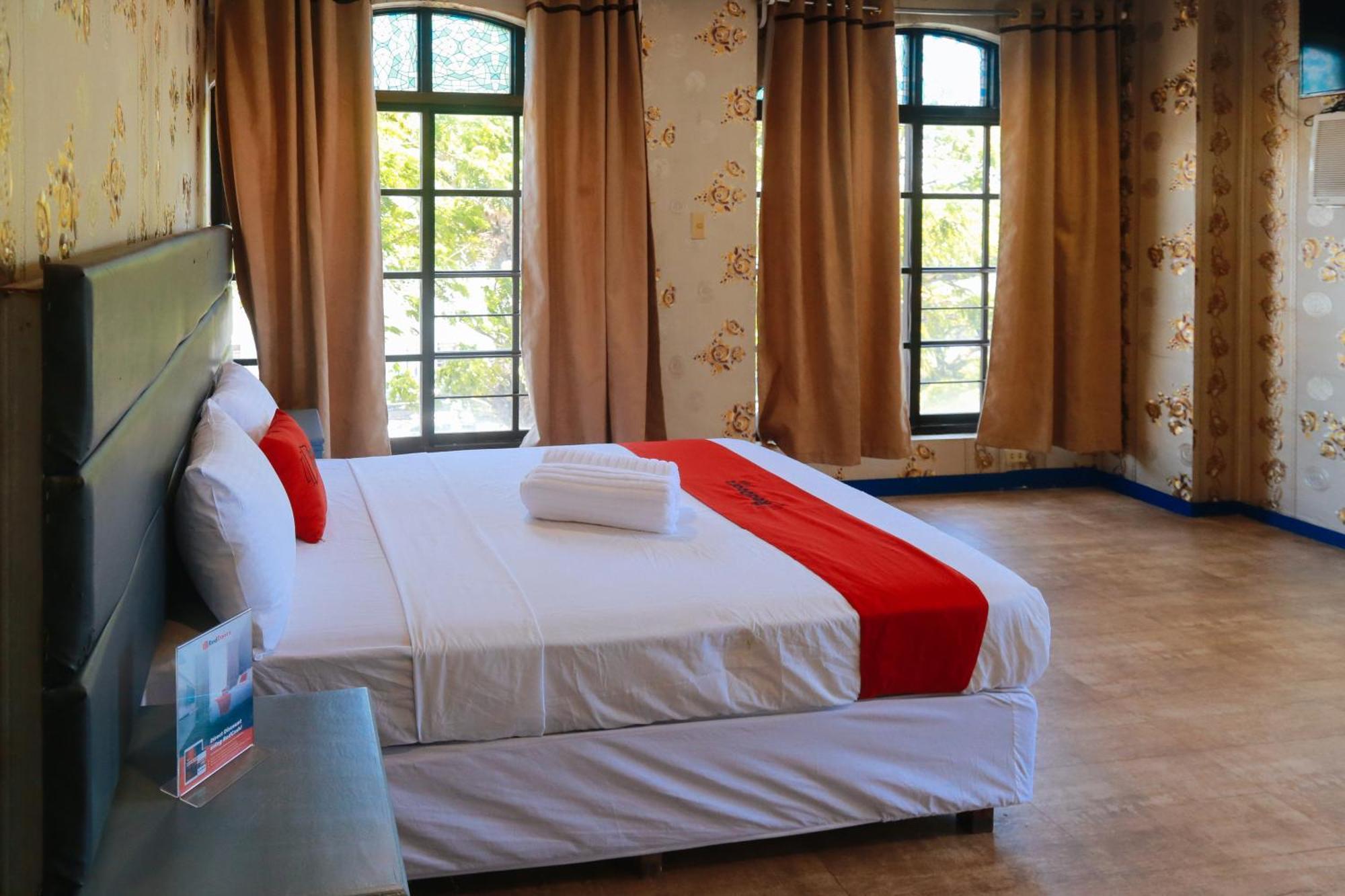 Reddoorz Plus @ Castle Chateau Iloilo Dış mekan fotoğraf