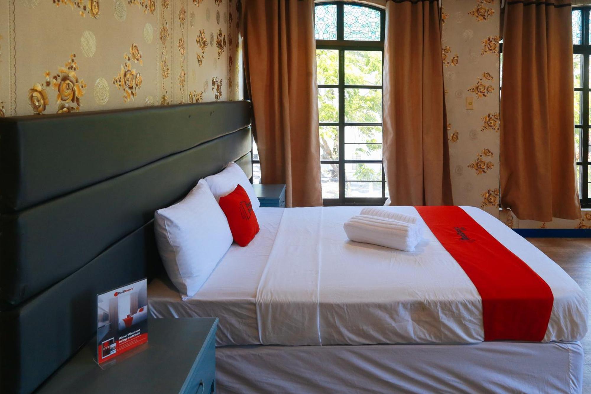 Reddoorz Plus @ Castle Chateau Iloilo Dış mekan fotoğraf